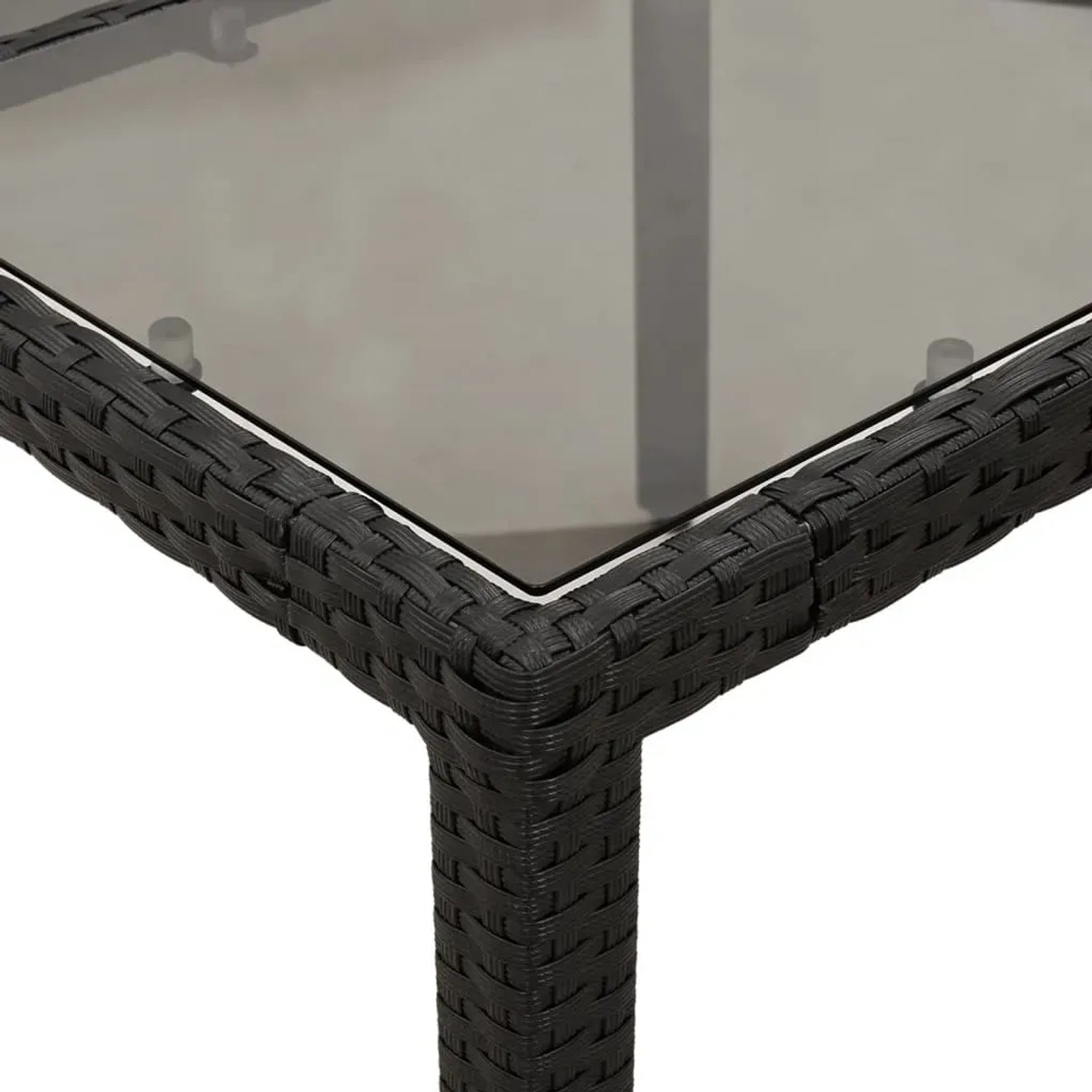 Detailansicht des schwarzen vidaXL Gartenmöbel-Sets: Tisch mit Glasplatte und Rattan-Optik.