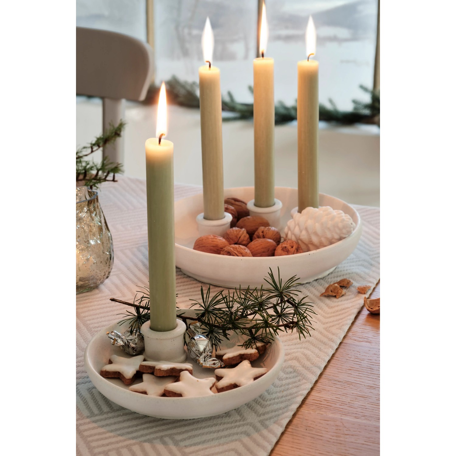 Adventsdeko mit Kerzen, Nüssen und Sternen, hergestellt mit Ultrament Bastel Beton.