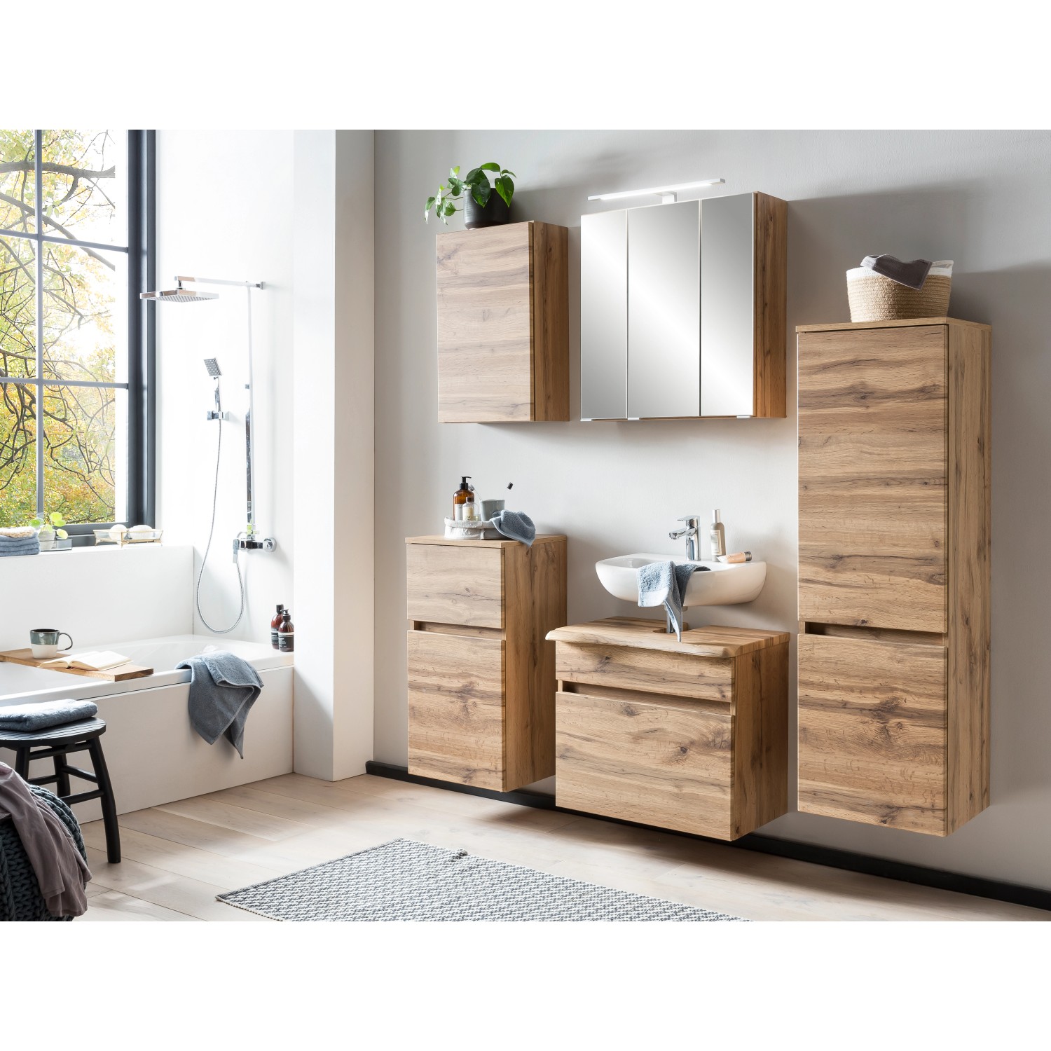 Badezimmer-Set mit Hängeschrank Trient in Wotaneiche, Waschtisch und Spiegelschrank.