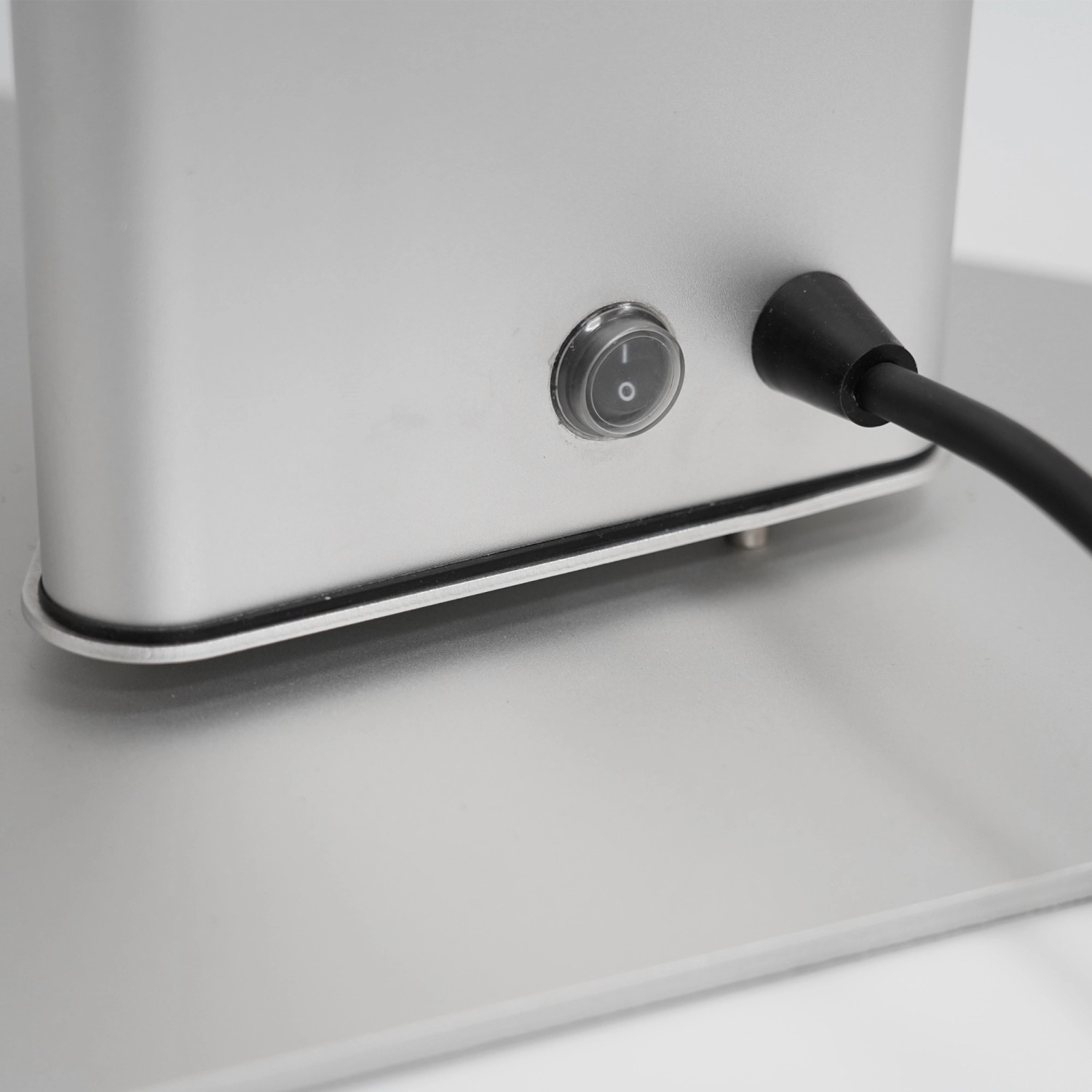 Detailaufnahme: Silberner Vasner HeatTower Terrassenheizstrahler mit Schalter und Kabel.