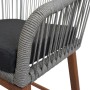 Detailaufnahme: Hellgrauer Barhocker mit Seilgeflecht, dunklem Kissen und Holz-Optik Gestell.