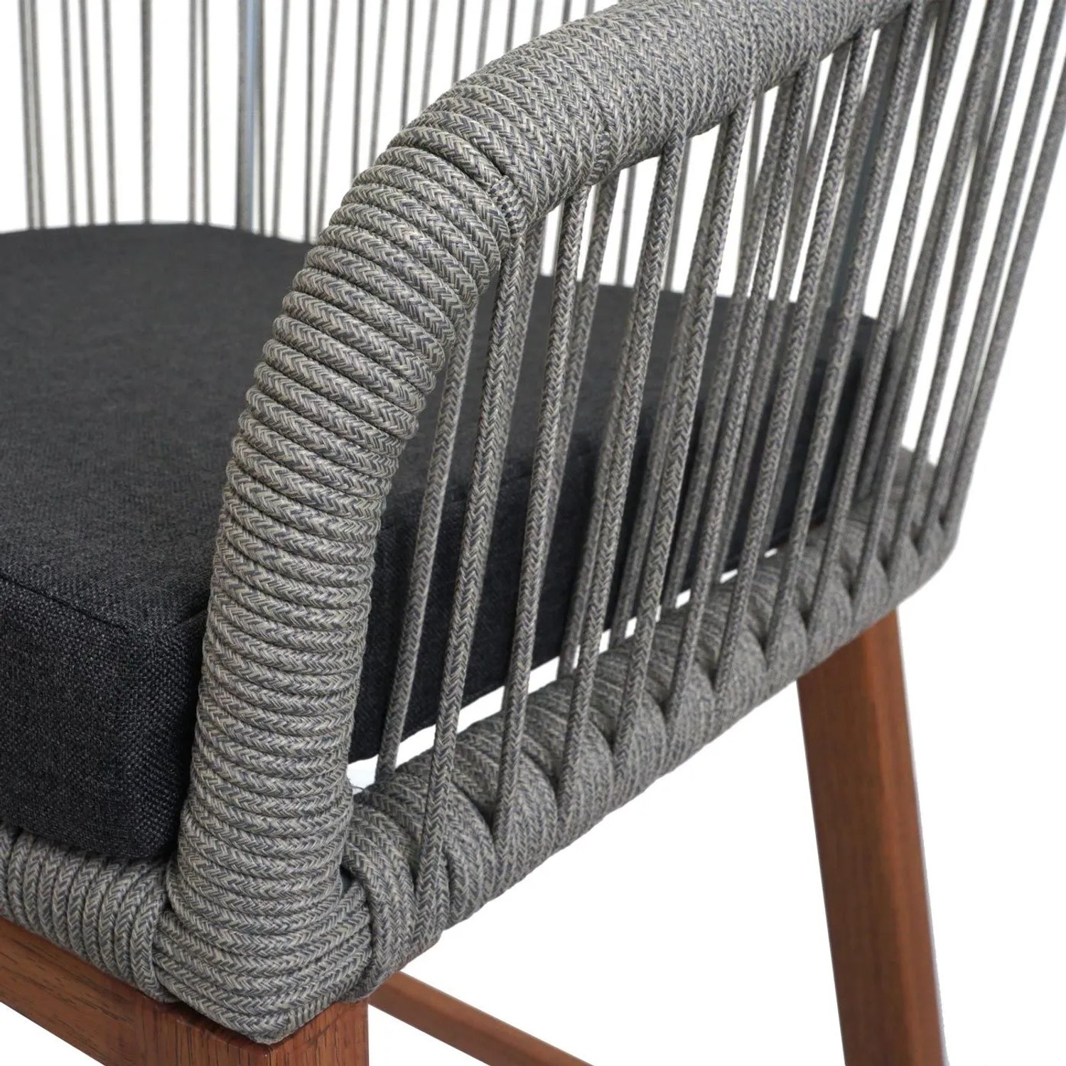 Detailaufnahme: Hellgrauer Barhocker mit Seilgeflecht, dunklem Kissen und Holz-Optik Gestell.