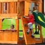 Backyard Discovery Spielturm Atlantic mit Kletterwand, Rutsche und Kindern beim Spielen.