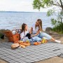 Sekey Picknickdecke, grau kariert, mit Familie und Picknickkorb am See.