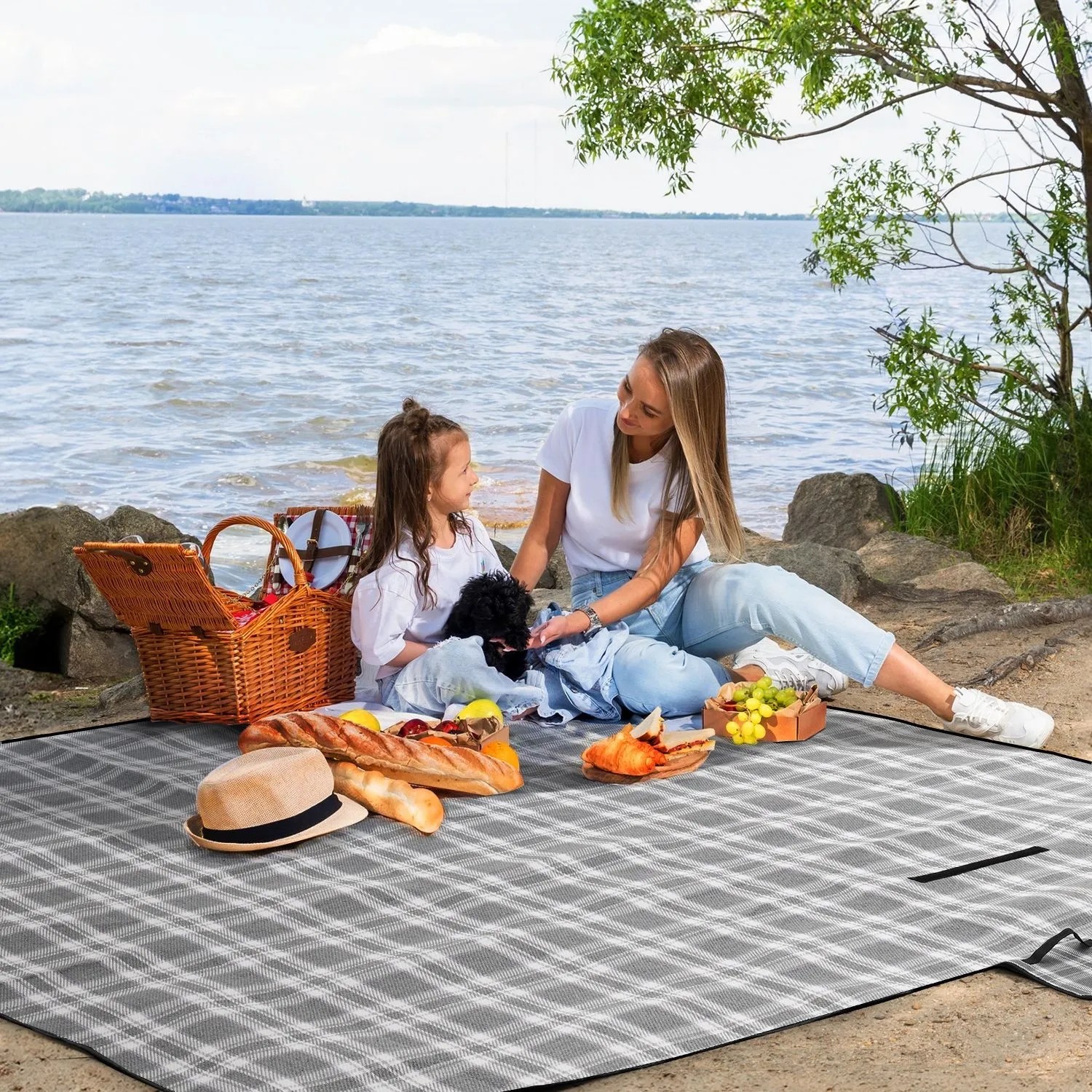 Sekey Picknickdecke, grau kariert, mit Familie und Picknickkorb am See.