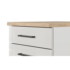 Detailaufnahme: Lichtgraue, glänzende Schubladen mit dunklen Griffen und Arbeitsplatte in Eicheoptik der Küchenzeile Lund.