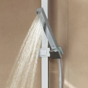 Grohe Brausestangenset Euphoria Cube Stick Chrom mit Wasserstrahl an Duschstange.