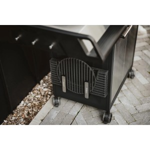 Enders Grill Mags Rosthalter am Grill befestigt. Magnetische Halterung für Grillzubehör.