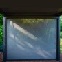 Anthrazitfarbenes Sonnenrollo Mirador 3,6 m für Terrassenüberdachung, geschlossen.