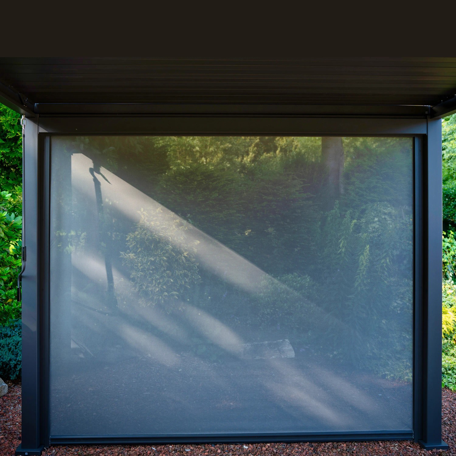 Anthrazitfarbenes Sonnenrollo Mirador 3,6 m für Terrassenüberdachung, geschlossen.