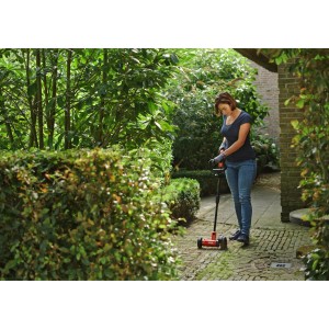 Frau nutzt Skil Akku-Fugenreiniger 0660CA im Garten zur Unkrautentfernung.