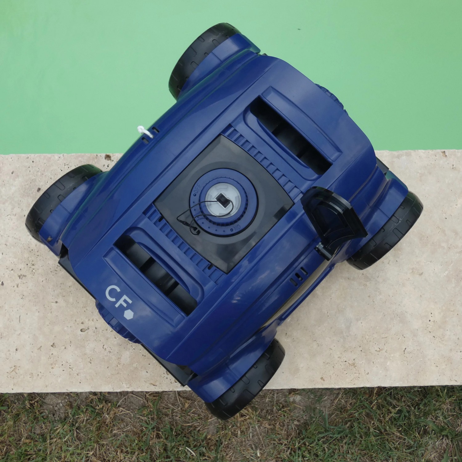 Blau-schwarzer CF Poolroboter CF100CL mit Akku für die automatische Poolreinigung.
