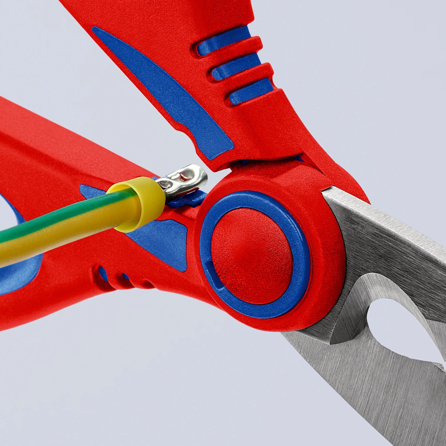Knipex Elektrikerschere 160mm beim Schneiden eines Kabels. Zange mit rot-blauem Griff.