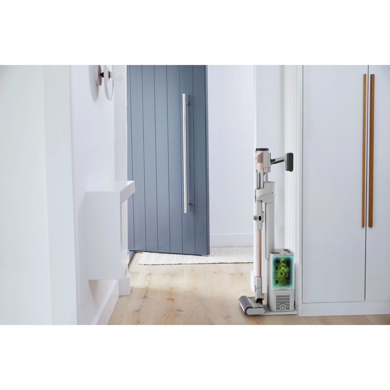 Shark Detect Clean & Empty Akku-Staubsauger mit automatischer Entleerungsstation im Flur.