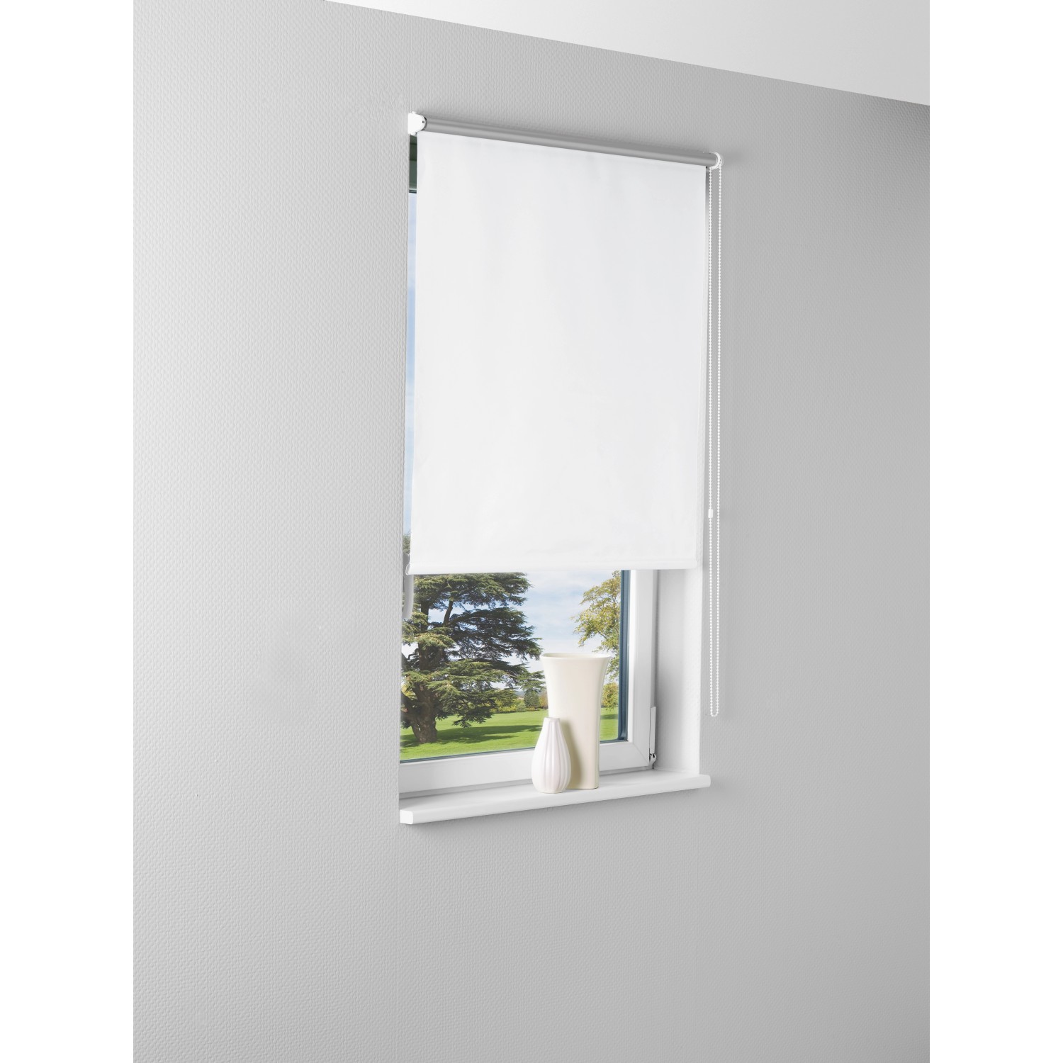 Weißes Thermostopp-Seitenzug-Rollo, 150x60 cm, am Fenster montiert.
