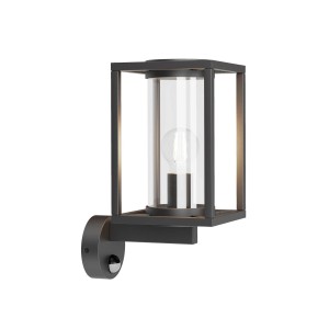 Moderne schwarze Lucande Außenwandleuchte Ferda mit Bewegungsmelder und Glasdiffusor.