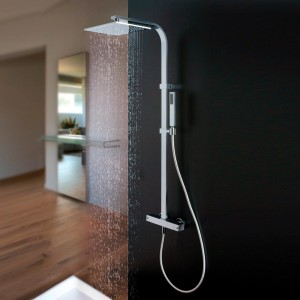 Aufputz Duschsystem mit Thermostat, eckige Kopfbrause und Handbrause in Chrom.