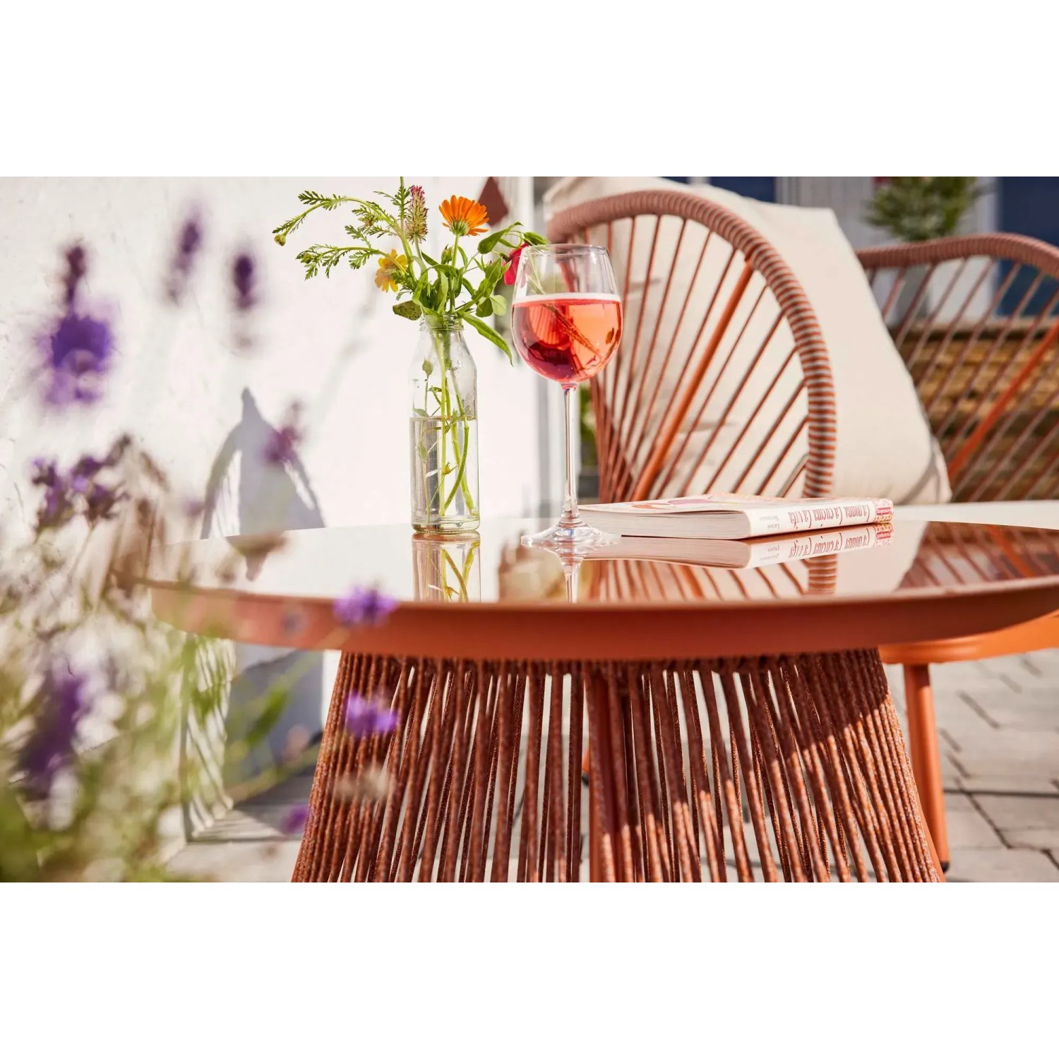 Runder Balkontisch Bandon in Terrakotta mit Glasplatte, ideal für Balkon oder Terrasse.