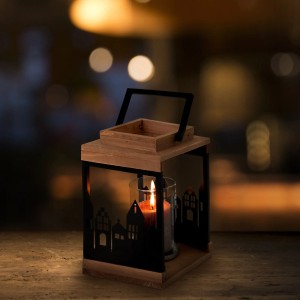 Holzlaterne mit Stadtmuster und Kerze im Glaszylinder, ideal als Gartenlaterne oder Deko.