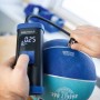 LUX 12V Mini-Kompressor beim Aufpumpen eines Balls. Kompakter, ölfreier Kompressor mit digitaler Anzeige.