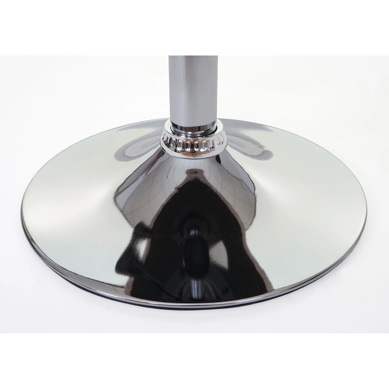 Detailaufnahme: Verchromter Fußteller des MCW Hocker C22 Sitzhockers.