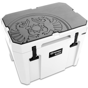 Petromax Kühlbox kx25 mit grauer Haftauflage und Drachenemblem.