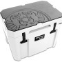 Petromax Kühlbox kx25 mit grauer Haftauflage und Drachenemblem.