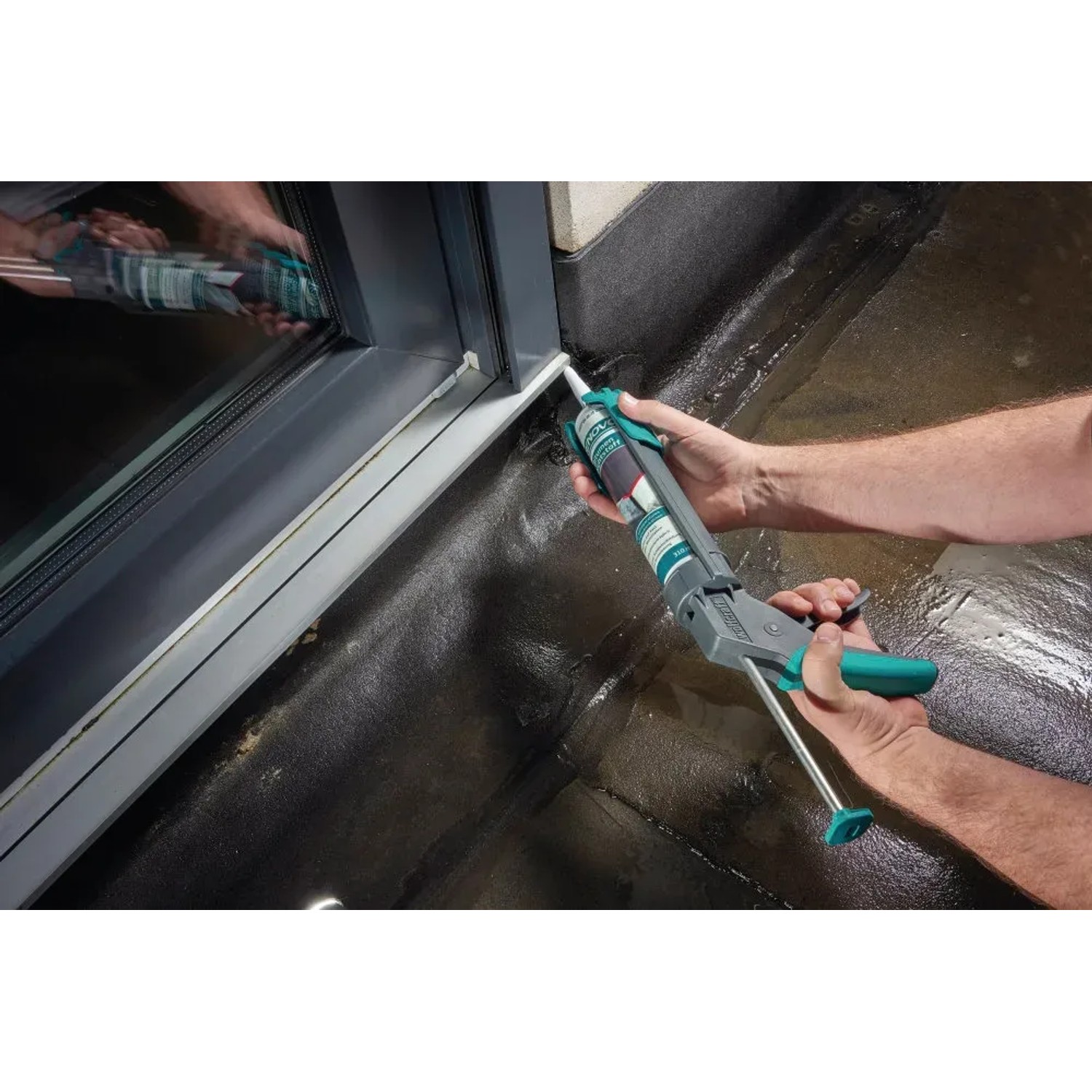 Wolfcraft Kartuschenpresse MG 200 Ergo in Anwendung zum Abdichten eines Fensters.