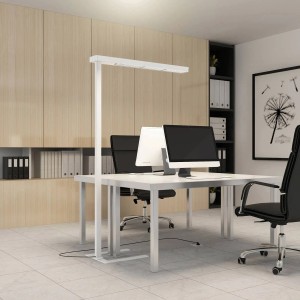 Moderne, dimmbare Arcchio LED Bürostehleuchte Susi in Weiß mit Bewegungsmelder für das Arbeitszimmer.
