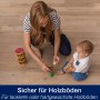 Frau und Kind spielen auf gereinigtem Parkettboden mit Holzspielzeug. Bona Premium Spray Mop geeignet.