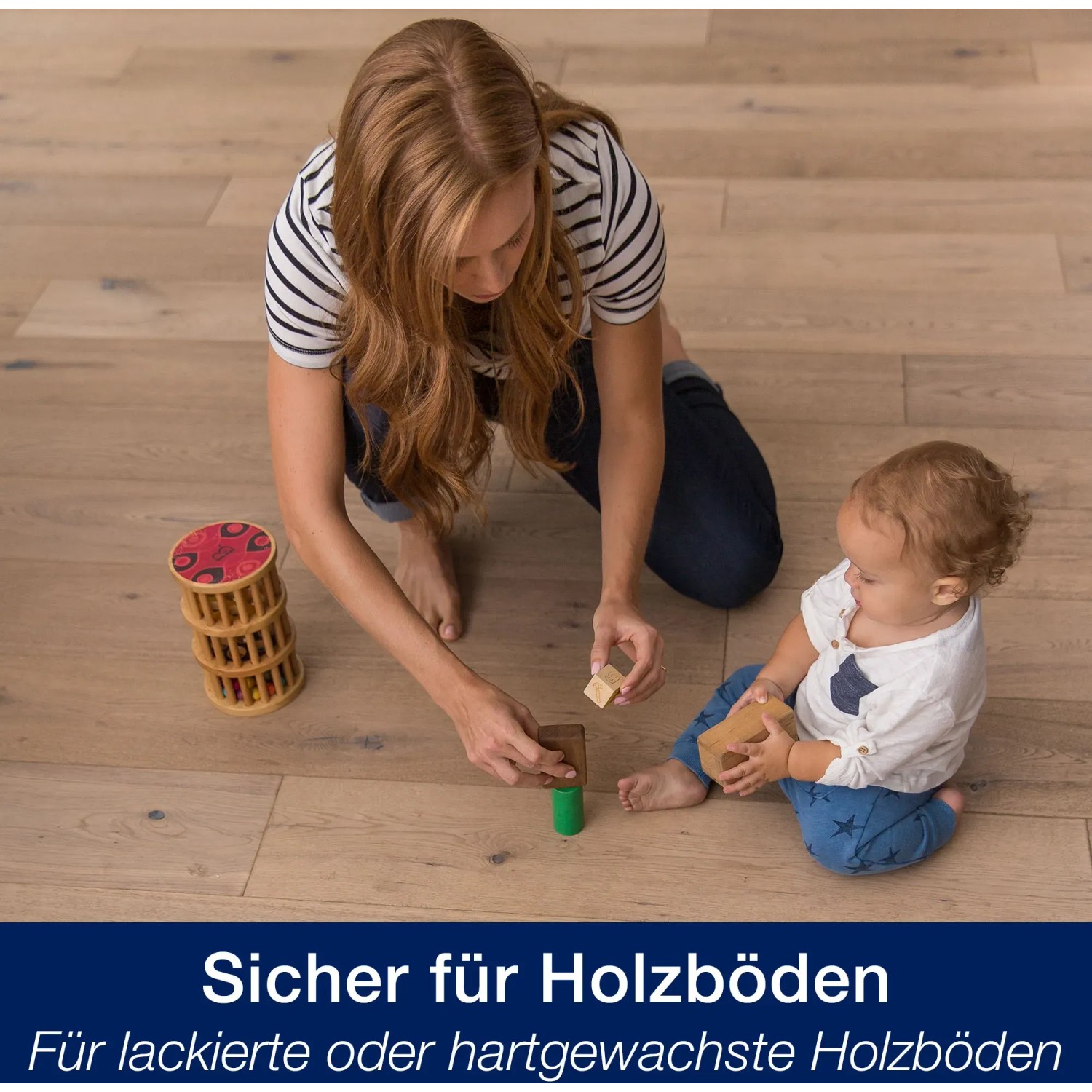 Frau und Kind spielen auf gereinigtem Parkettboden mit Holzspielzeug. Bona Premium Spray Mop geeignet.
