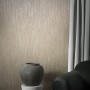 Beige Marburg Vliestapete Natural Opulence mit feiner Struktur im Wohnraum.