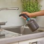 Gardena EasyPump Pumpsprüher (1 l) wird unter einem Wasserhahn befüllt.