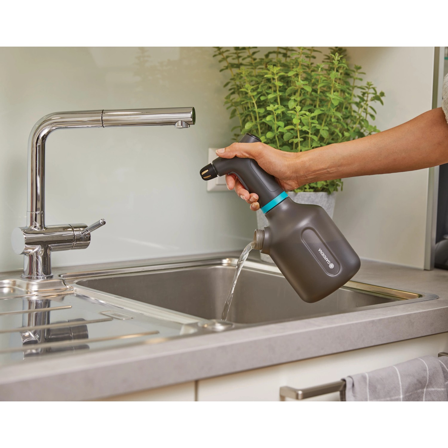 Gardena EasyPump Pumpsprüher (1 l) wird unter einem Wasserhahn befüllt.
