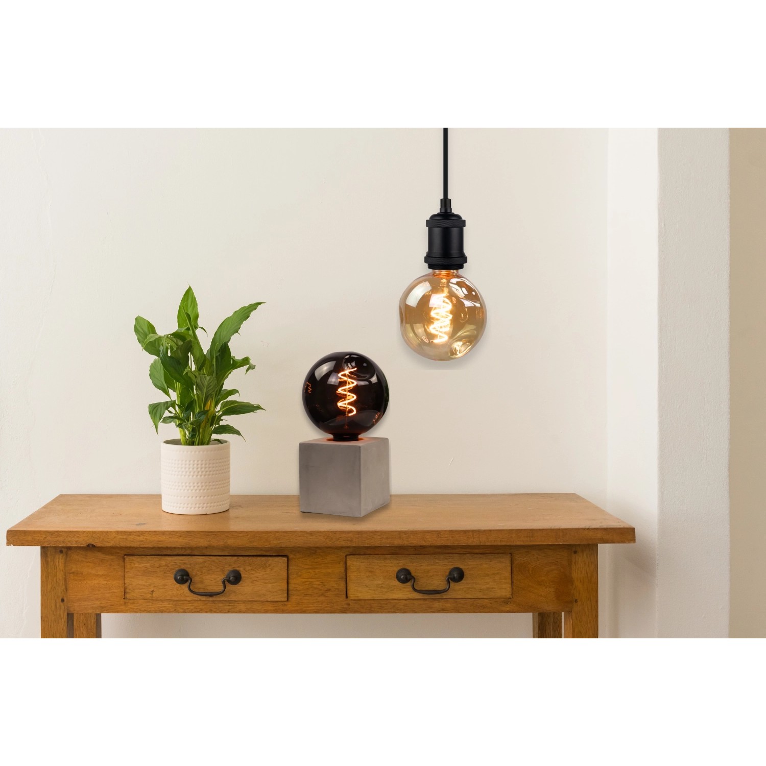 Dekorative LED Filament Lampe E27, 4W, 1800K, dimmbar, Rauchglas. Warmweißes Licht für stimmungsvolle Beleuchtung.