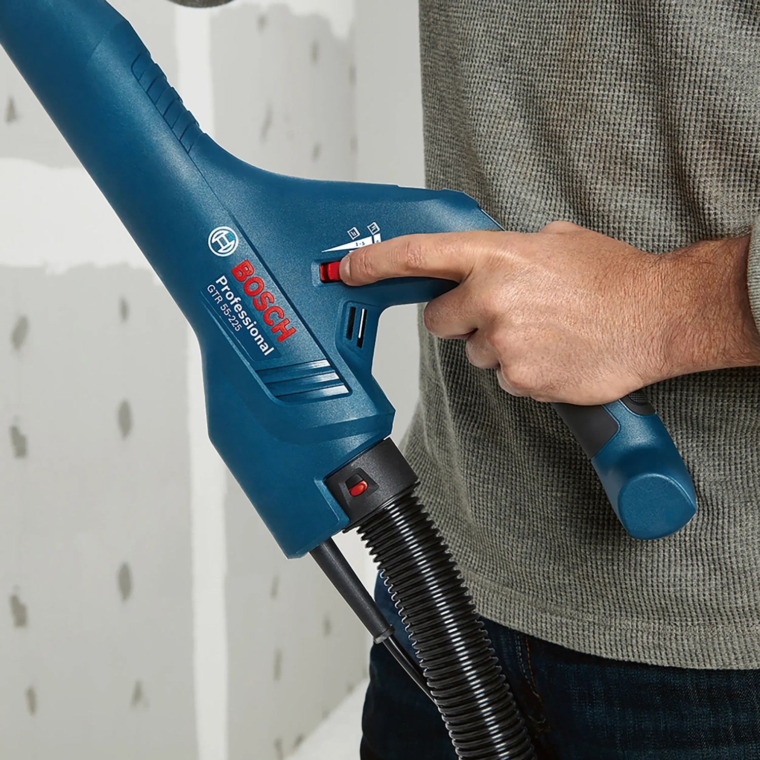 Bosch Professional GTR 55-225 Trockenbauschleifer in Aktion, Detailaufnahme der Bedienelemente.