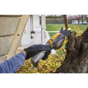 Stiga Astscheren-Aufsatz SGM im Einsatz zum Schneiden von Ästen.