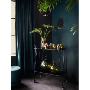 Dekorative Vase Seasons-Tales in Okker-Gold auf einem Servierwagen, modernes Wohnambiente.