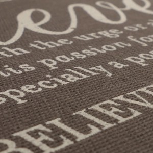 Detailaufnahme Textilbezug mit Schriftzug des CHEFGASTRO Esszimmerstuhls im 6er-Set.