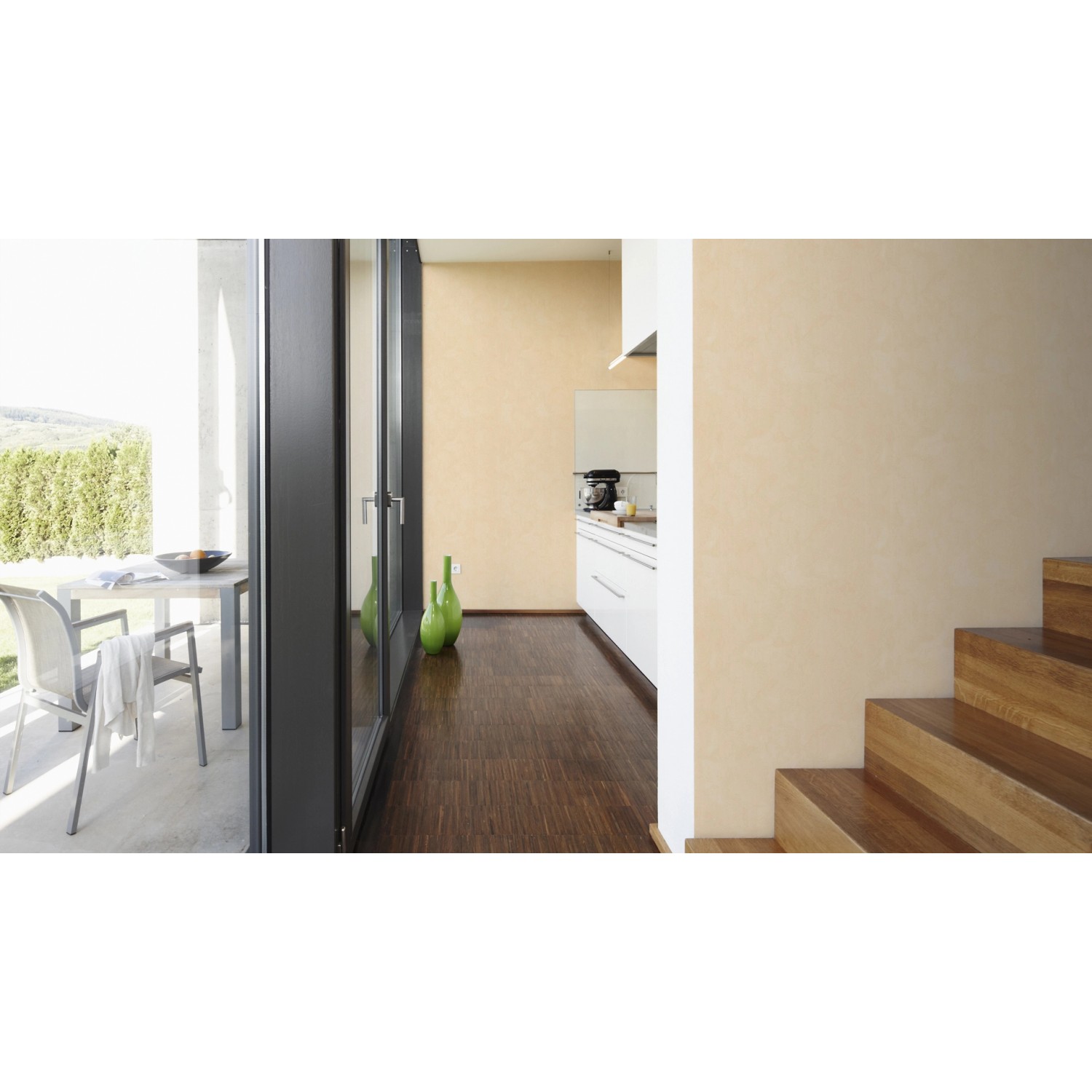 A.S. Creation Vliestapete in Creme Beige an Wohnzimmerwand mit Treppe und Küche.