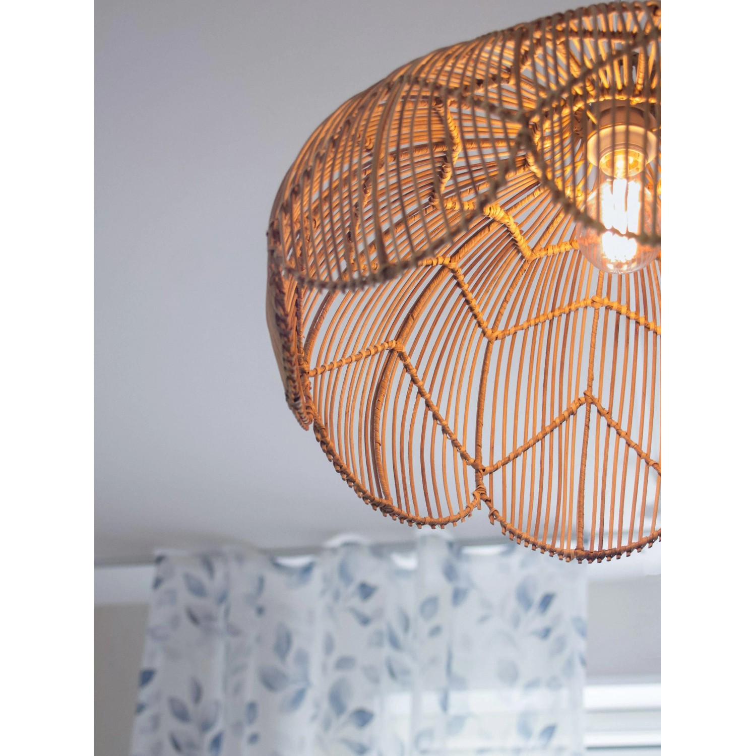 PR Home Belle Pendelleuchte aus Rattan, handgeflochtene Hängelampe für Wohnraum.