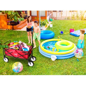 Roter, faltbarer Axi Bollerwagen AB100 im Garten mit Kindern und Poolspielzeug.